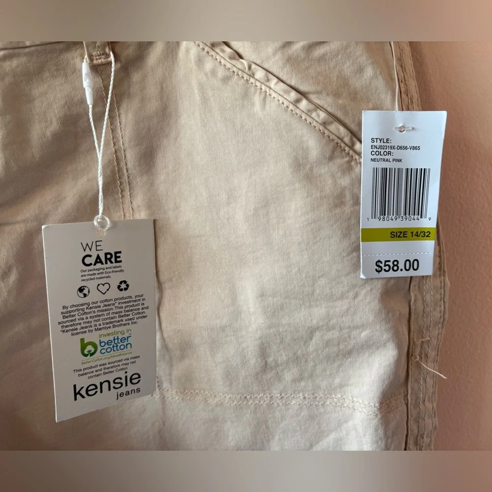 NWT Kensie Women's Beige Shorts with pockets in size 14/32.